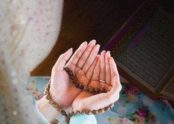 متن و ترجمه دعای «اَللّهُمَّ اَدْخِلْ عَلی اَهْلِ الْقُبُورِ السُّرُورَ» به همراه صوت